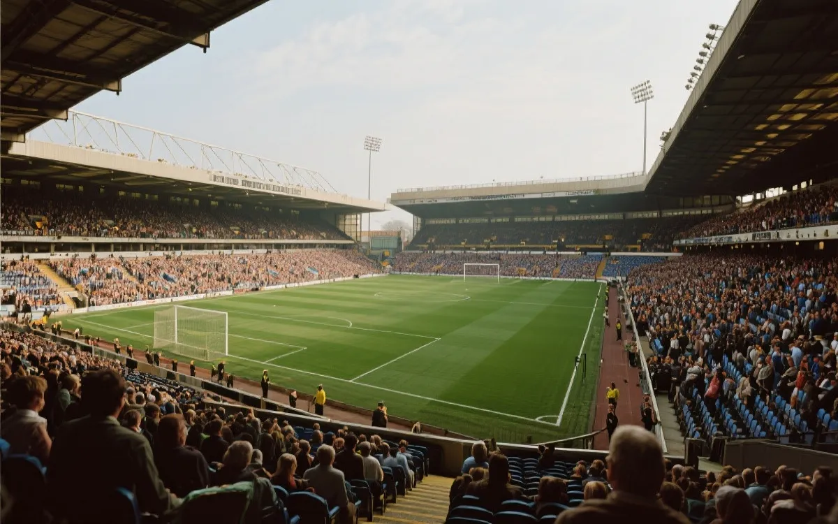 墨西哥城球场看台与草皮的历史感画面，复古胶片质感，象征世界杯经典瞬间回响